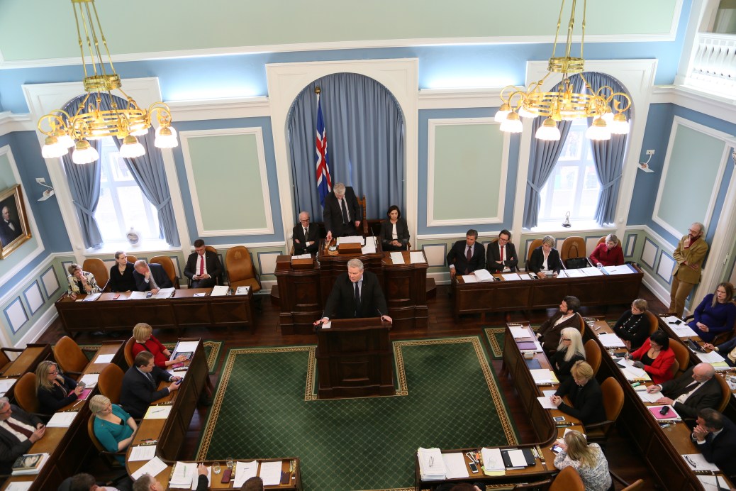 Alphingi sitting.jpg